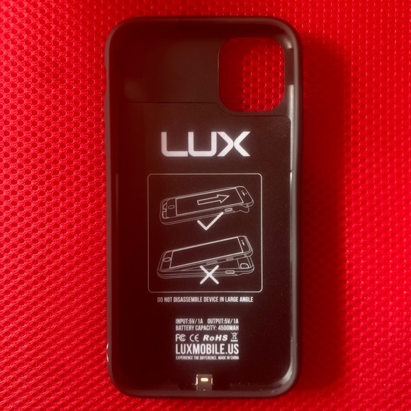 Black iPhone 11 Charging Case LUX - Picture 6 of 11